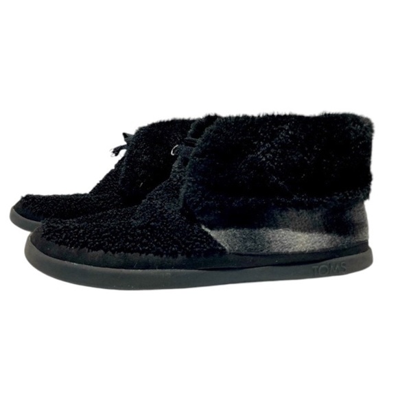 Women’s Toms Fleece Chukka Style Boots - Picture 2 of 9